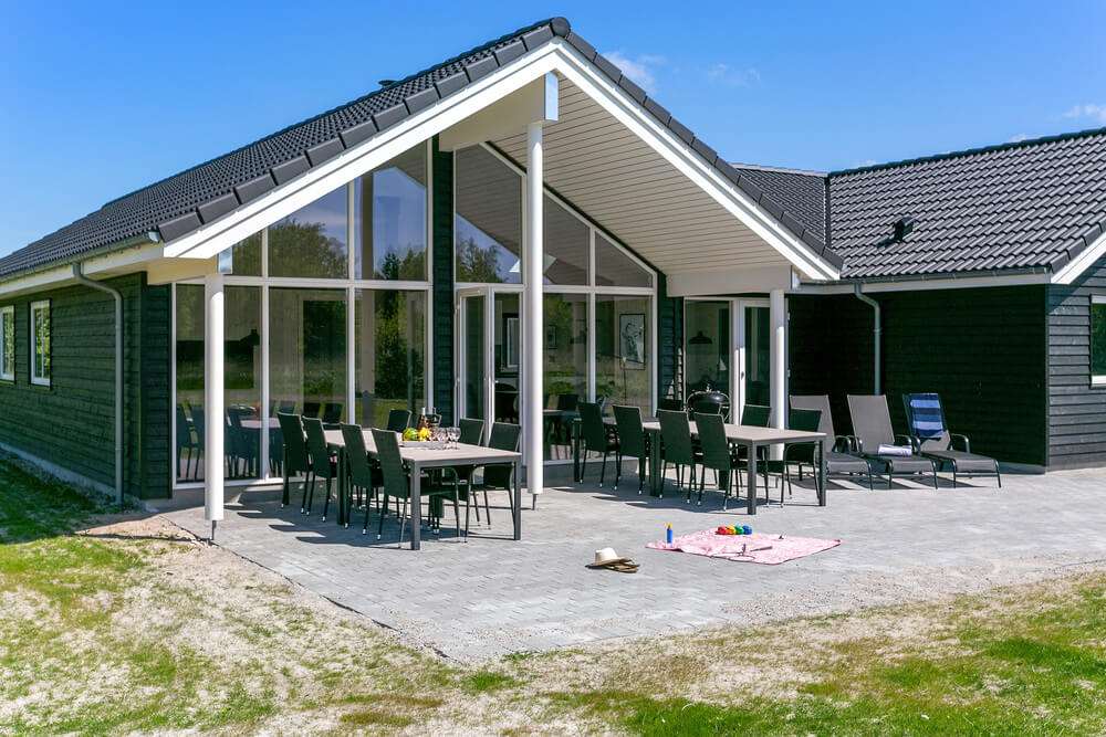 Den praktfulla poolstugan nr 459 med plats för 16 personer ligger i Lolland/Falster/Møn